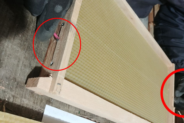 colocando-cera-estampada-en-marco.jpg